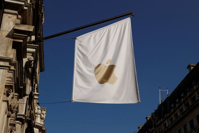 &copy; Reuters. An Apple store flag is pictured on Regent Street in London, Britain, April 15, 2020. REUTERS/John Sibley/File Photo