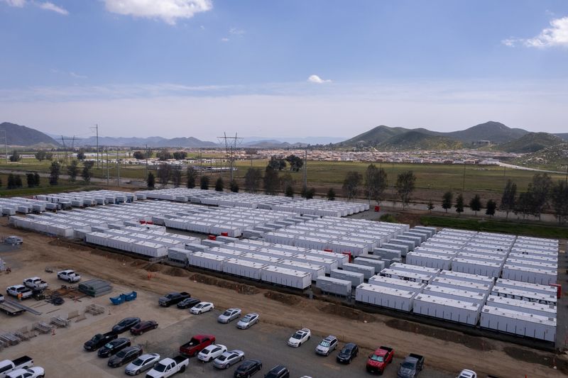 &copy; Reuters. A drone view shows California's largest battery storage facility, as it nears completion on a 43-acre site in Menifee, California, U.S., March 28, 2024. REUTERS/Mike Blake