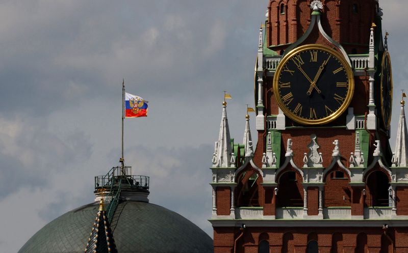 &copy; Reuters. Le drapeau russe flotte sur le dôme du bâtiment du Sénat du Kremlin. /Photo prise le 4 mai 2023/REUTERS