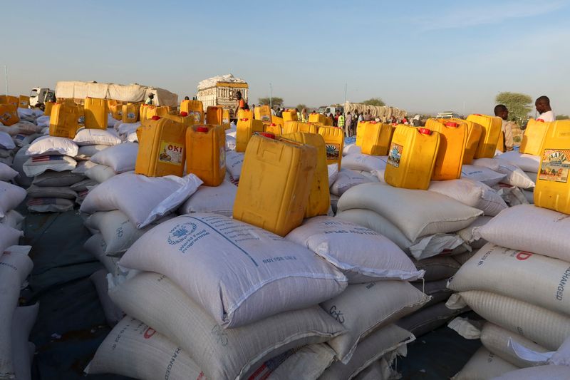 &copy; Reuters. جزء من المساعدات الإنسانية التي قدمها برنامج الغذاء العالمي للسودان داخل معسكر أدري في تشاد في الثامن من نوفمبر تشرين الثاني 2023 . تصوير: الط