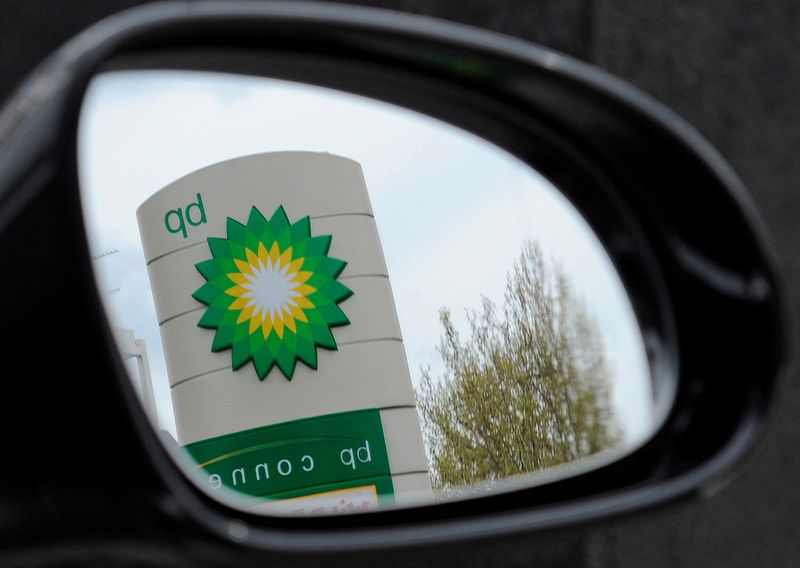 &copy; Reuters. FOTO DE ARCHIVO: Un logotipo de British Petroleum (BP) se ve reflejado en el retrovisor de un coche en una gasolinera del sur de Londres el 27 de abril de 2010. REUTERS/Toby Melville/File Photo