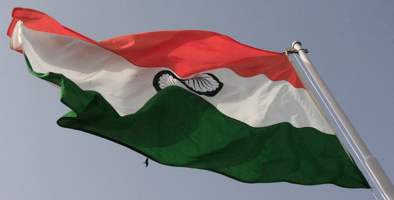 &copy; Reuters. علم الهند يرفرف في نيودلهي في صورة من أرشيف رويترز.