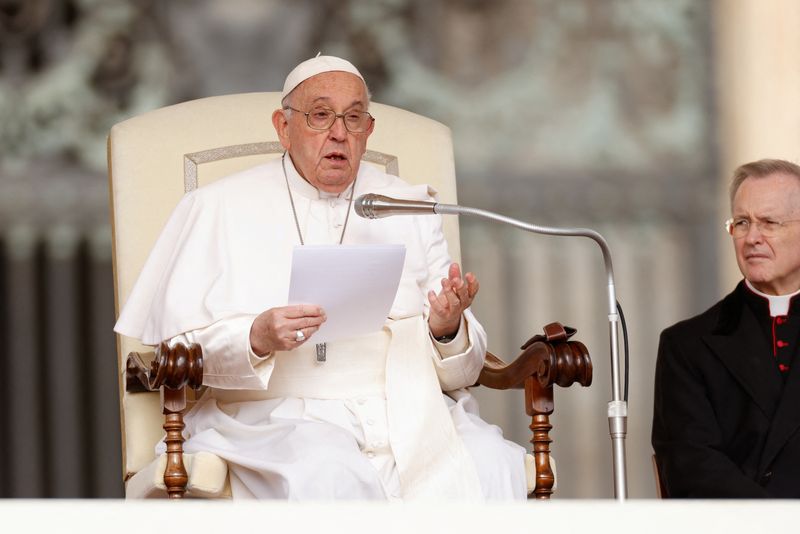&copy; Reuters. Papa Francisco no Vaticano
 10/4/2024   REUTERS/Remo Casilli