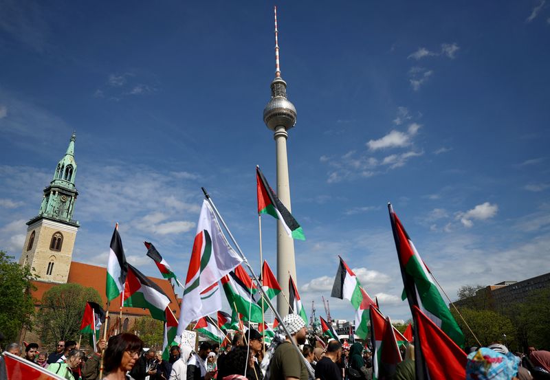 &copy; Reuters. محتجون يشاركون في مظاهرة مؤيدة للفلسطينيين في برلين بألمانيا في السادس من أبريل نيسان 2024 احتجاجا على القصف الإسرائيلي لقطاع غزة . تصوير: ليس