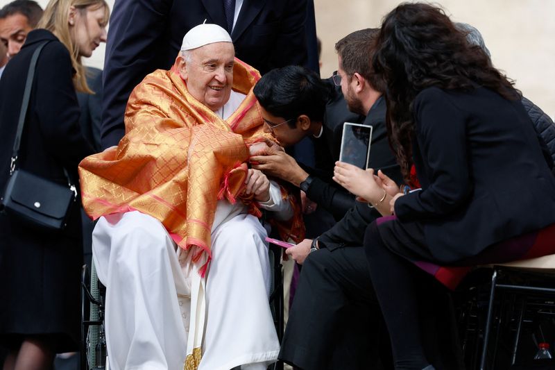 &copy; Reuters. Imagen de archivo del papa Francisco saludando a los fieles durante una audiencia general en la plaza de San Pedro del Vaticano. 10 abril 2024. REUTERS/Remo Casilli