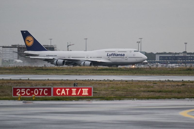 &copy; Reuters. طائرة من طراز بوينج-747 تابعة لشركة الطيران الألمانية لوفتهانزا تهبط في مطار فرانكفورت يوم 12 أكتوبر تشرين الأول 2023. صورة لرويترز من ممثل لوكا