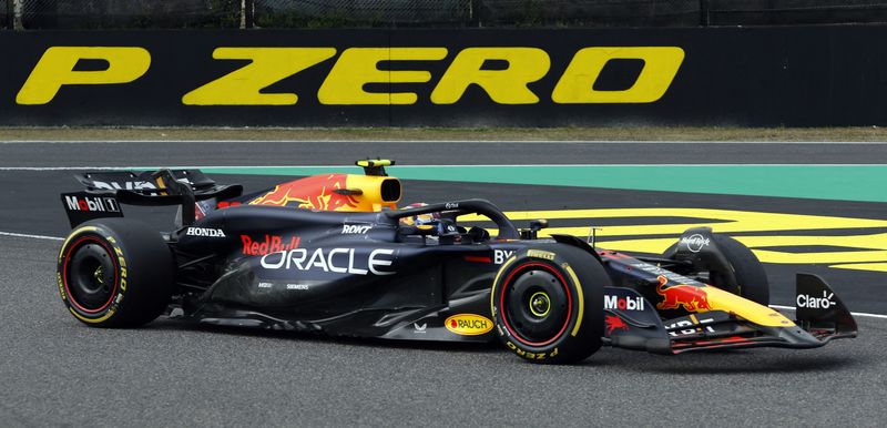&copy; Reuters. Foto de Archivo: Sergio Pérez de Red Bull en acción durante una carrera de la Formula 1, en el Gran Premio de Japón, en Suzuka, Japón. 7 de abril de 2024. REUTERS/Androniki Christodoulou - UP1EK470QSG6R