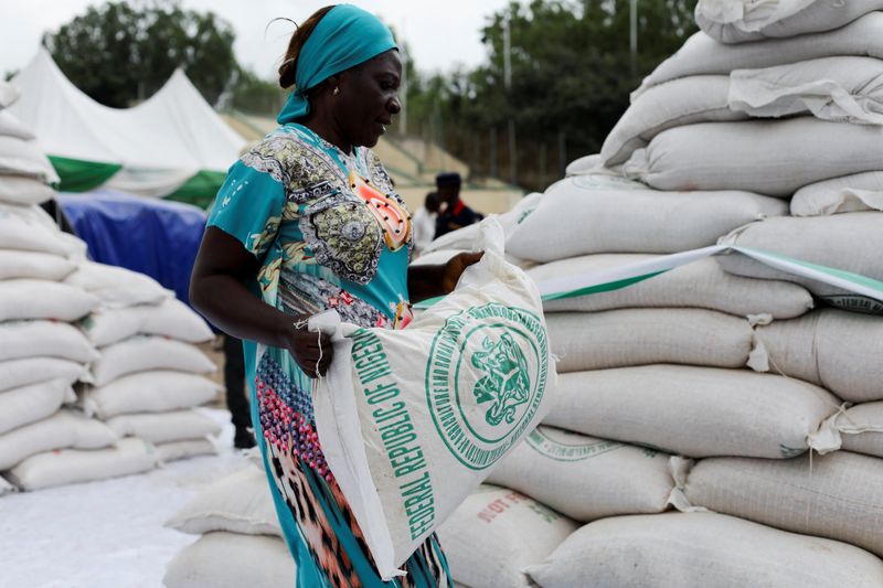 &copy; Reuters. امرأة تحصل على مساعدات غذائية خلال توزيع الحكومة النيجيرية مواد غذائية في محاولة للحد من ارتفاع تكاليف المعيشة في أبوجا بصورة من أرشيف رويت