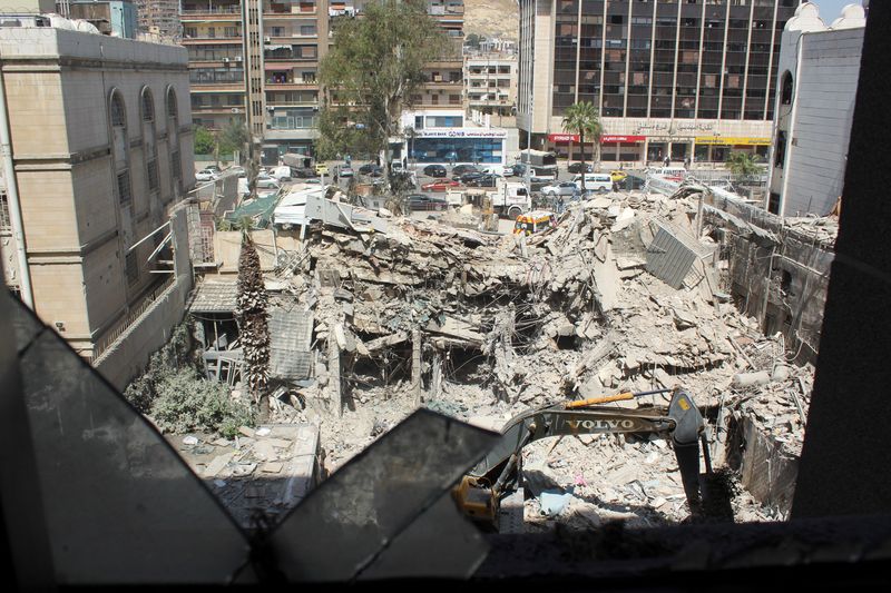 &copy; Reuters. Escombros de área do complexo diplomático iraniano em Damasco
02/04/2024
REUTERS/Firas Makdesi