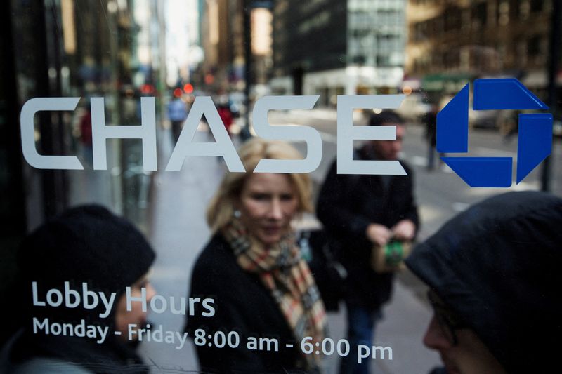 © Reuters. FILE PHOTO: A customer walks out of a branch of the JPMorgan Chase & Co bank in New York, March 15, 2013. REUTERS/Lucas Jackson/File Photo