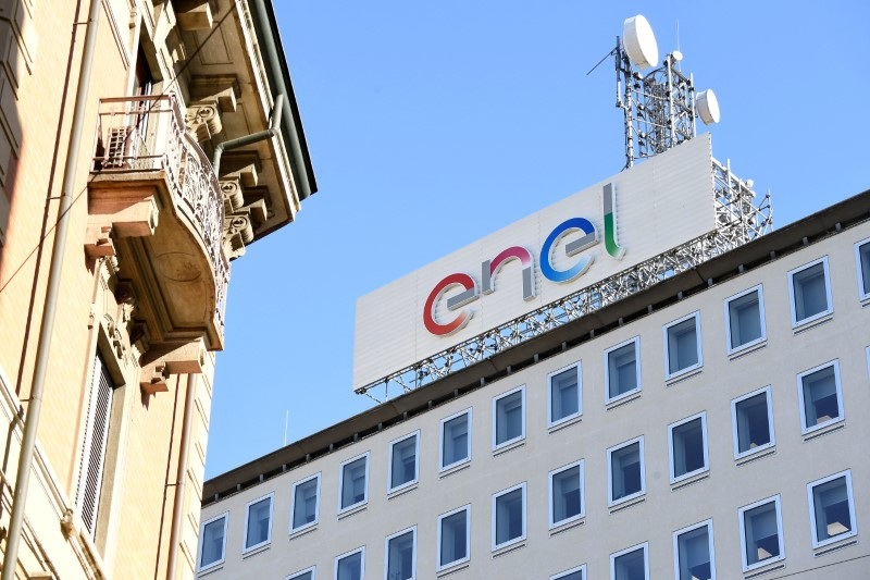 &copy; Reuters. Logo da Enel na sede em Milão, Itália