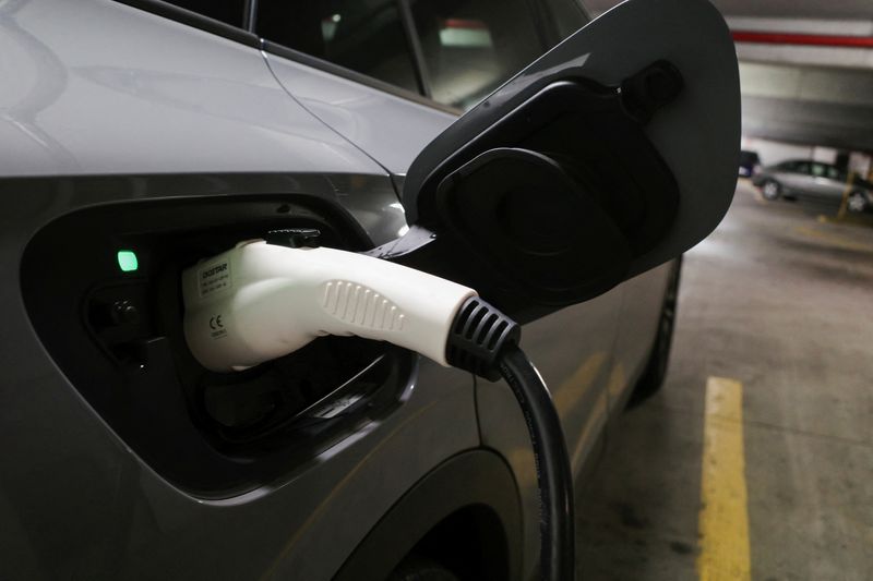© Reuters. FILE PHOTO: A charging handle recharges a Volkswagen ID.4 electric vehicle (EV) parked at an EV charging station inside a parking garage owned by the City of Baltimore, in Baltimore, Maryland, U.S., March 23, 2023. REUTERS/Bing Guan/File Photo