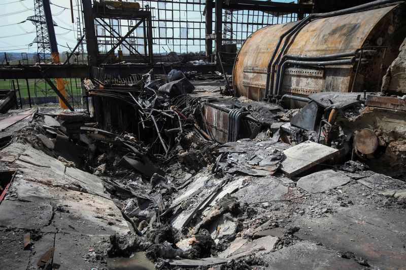 &copy; Reuters. Foto de una instalación de infraestructura eléctrica crítica destruida, que fue alcanzada recientemente durante un ataque con misiles de Rusia, en Jarkov 
April 11, 2024. REUTERS/Vyacheslav Madiyevskyy