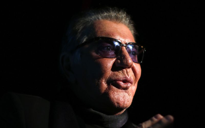 &copy; Reuters. FILE PHOTO: Italian designer Roberto Cavalli talks with journalists before the Just Cavalli Autumn/Winter 2015 /16 collection during Milan Fashion Week, February 26, 2015.  REUTERS/Alessandro Bianchi/File Photo