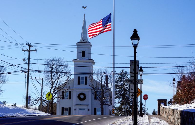 &copy; Reuters. The flag on Main St flies at half-staff to mark the 10th anniversary of the shooting at Sandy Hook Elementary School in Newtown, Connecticut, U.S., December 14, 2022.  REUTERS/Michelle McLoughlin
