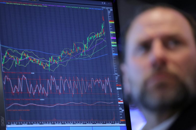© Reuters. FILE PHOTO: A trader works on the trading floor at the New York Stock Exchange (NYSE) in New York City, U.S., April 5, 2024. REUTERS/Andrew Kelly/File Photo