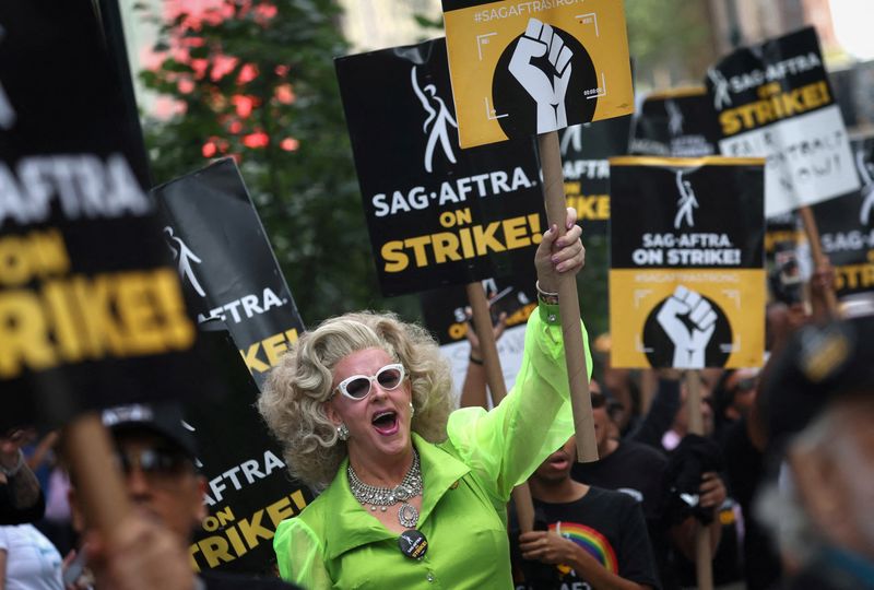 &copy; Reuters. FILE PHOTO: Actors, writers and other union members join SAG-AFTRA and WGA strikers in a picket line in Manhattan in New York City, New York, U.S., August 22, 2023. REUTERS/Mike Segar/File Photo