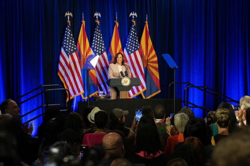 © Reuters. U.S. Vice President Kamala Harris speaks after Tuesday's ruling from Arizona's high court upholding a 160-year-old abortion ban, at an event in Tucson, Arizona, U.S., April 12, 2024.   REUTERS/Rebecca Noble