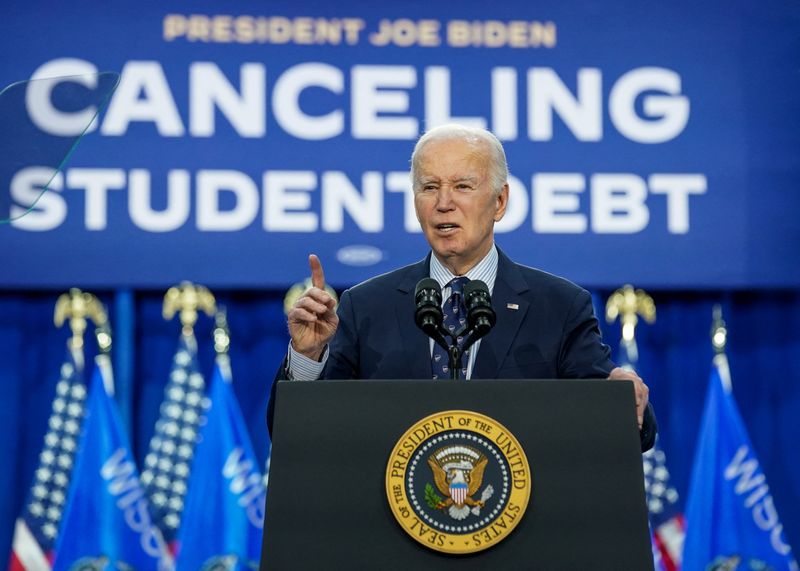 © Reuters. FILE PHOTO: U.S. President Joe Biden speaks as he announces a new plan for federal student loan relief during a visit to Madison Area Technical College Truax Campus, in Madison, Wisconsin, U.S, April 8, 2024. REUTERS/Kevin Lamarque/File Photo