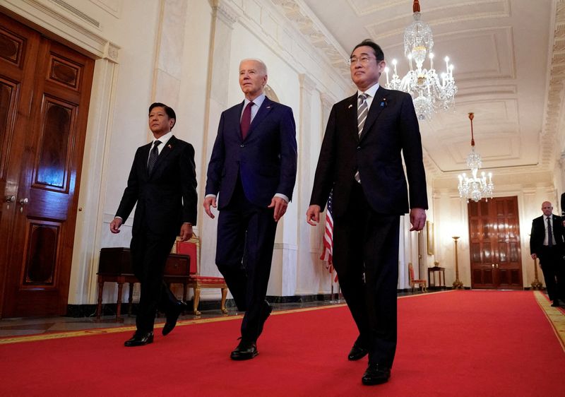 &copy; Reuters. U.S. President Joe Biden escorts Philippines President Ferdinand Marcos Jr. and Japan Prime Minister Fumio Kishida to their trilateral summit at the White House in Washington, U.S., April 11, 2024.  REUTERS/Kevin Lamarque
