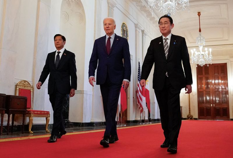 © Reuters. U.S. President Joe Biden escorts Philippines President Ferdinand Marcos Jr. and Japan Prime Minister Fumio Kishida to their trilateral summit at the White House in Washington, U.S., April 11, 2024.  REUTERS/Kevin Lamarque