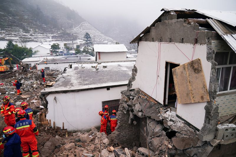 &copy; Reuters. Rescue workers search for survivors near damaged houses after a landslide hit Liangshui village in Zhenxiong county of Zhaotong, Yunnan province, China January 23, 2024. cnsphoto via REUTERS