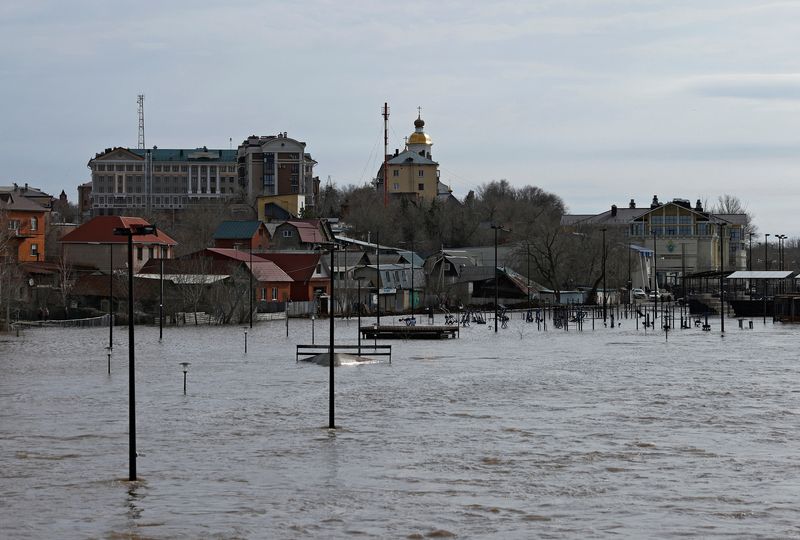 &copy; Reuters. منظر لجسر مغمور بالمياه في مدينة أورينبورج بروسيا يوم 12 أبريل نيسان 2024. تصوير: ماكسيم شيمتوف - رويترز