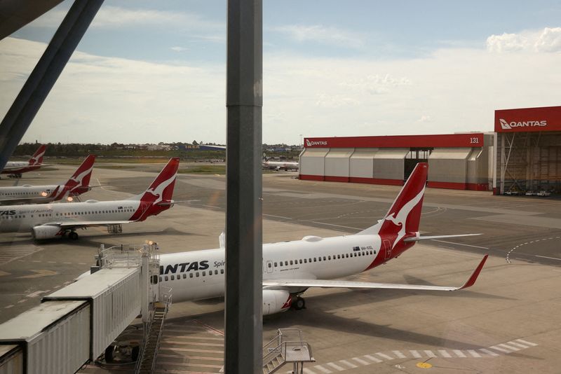 &copy; Reuters. طائرات كانتاس تظهر في صالة محلية في مطار سيدني بالعاصمة الأسترالية سيدني في صورة من أرشيف رويترز.