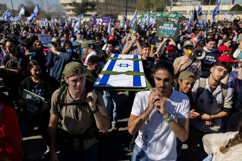 &copy; Reuters. FILE PHOTO: Protesters carry a stretcher as they demand equality in Israel's military service during a demonstration in Jerusalem February 26, 2024. REUTERS/Ronen Zvulun/File Photo