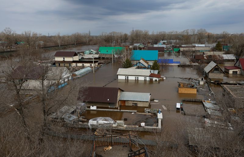 &copy; Reuters. منطقة سكنية غمرتها مياه الفيضانات مدينة أورينبورج الروسية يوم 12 أبريل نيسان 2024. تصوير: ماكسيم شيمتوف - رويترز