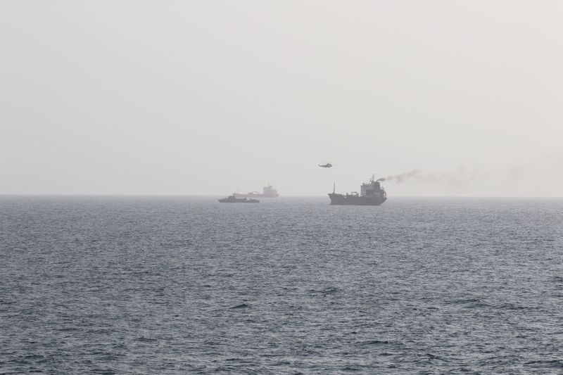 &copy; Reuters. Des membres des forces iraniennes qui se hisseraient rapidement sur le pétrolier civil WILA en route vers les Émirats arabes unis à partir d'un hélicoptère Sea King, dans les eaux internationales du détroit d'Ormuz. /Photo prise le 12 août 2020/REU