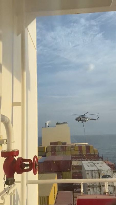 &copy; Reuters. Una persona se desliza por una cuerda durante una incursión en helicóptero en el barco MSC Aries en alta mar en esta captura de pantalla obtenida de un vídeo en las redes sociales publicado el 13 de abril de 2024. Vídeo obtenido por Reuters/vía REUTE
