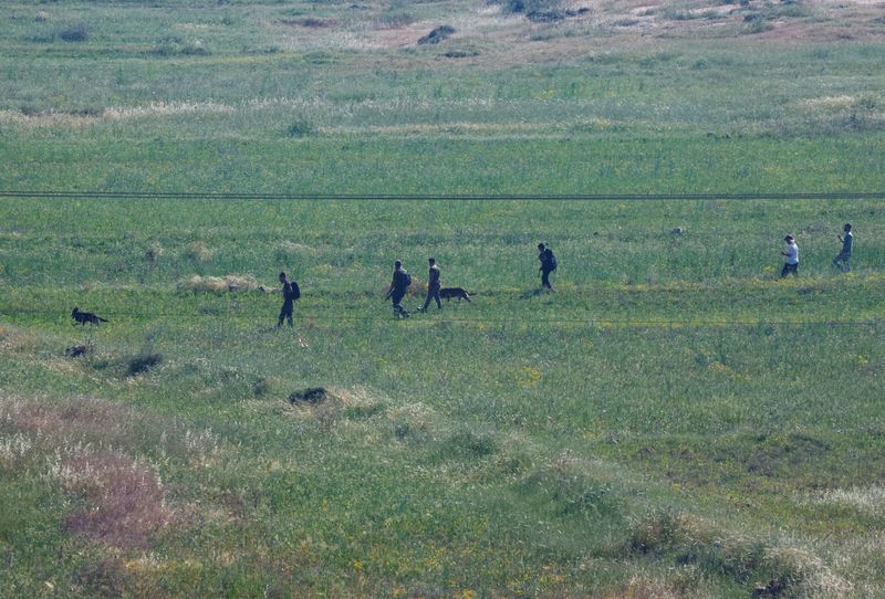 &copy; Reuters. Des colons israéliens recherchent un jeune de 14 ans qui, selon l'armée israélienne, a disparu dans la zone proche du village d'al-Mughayyer, en Cisjordanie occupée. /Photo prise le 13 avril 2024/REUTERS /Mohammed Torokman