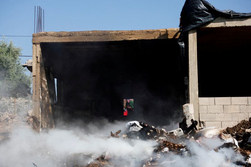 &copy; Reuters. Una mujer palestina mira los daños causados a su casa tras el ataque de colonos israelíes a la aldea de al-Mughayyer, en Cisjordania ocupada por Israel. 13 de abril de 2024. REUTERS/Mohammed Torokman   