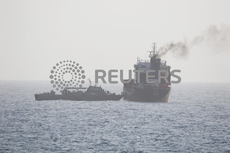 © Reuters. Imagem divulgada pela Marinha dos EUA supostamente mostra um navio da Marinha iraniana e membros das forças iranianas embarcando no navio-tanque civil WILA a caminho dos Emirados Árabes Unidos, em águas internacionais no Estreito de Ormuz
12/08/2020
U.S. NAVY/divulgação via REUTERS
