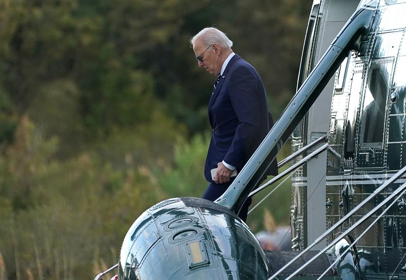 &copy; Reuters. الرئيس الأمريكي جو بايدن يهبط من الطائرة الرئاسية ويصل إلى ولاية ديلاوير لقضاء العطلة الأسبوعية في منزله هناك في الثاني عشر من أبريل نيسان 2
