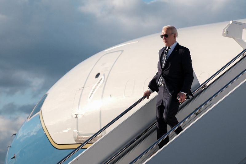 &copy; Reuters. U.S. President Joe Biden disembarks from Air Force One at Dover Air Force Base, in Dover, Delaware, U.S., April 12, 2024. REUTERS/Michael A. McCoy