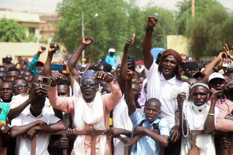 &copy; Reuters. مواطنون من النيجر يحتشدون في أحد شوارع نيامي عاصمة النيجر للمطالبة برحيل القوات الأمريكية في الثالث عشر من أبريل نيسان 2024 . تصوير: محمدو حمي