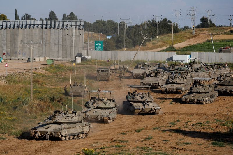 &copy; Reuters. FILE PHOTO: Israeli tanks manoeuvre on their way to Gaza, amid the ongoing conflict between Israel and the Palestinian Islamist group Hamas, near the Israel-Gaza border, in Israel, April 10, 2024. REUTERS/Amir Cohen /File Photo
