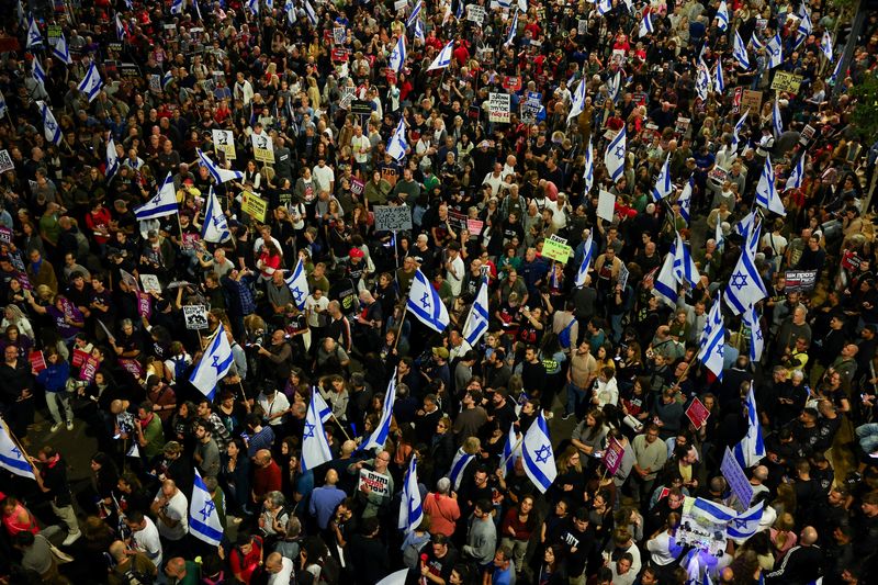 &copy; Reuters. آلاف الإسرائيليين يحملون أعلام بلادهم في تل أبيب في يوم 13 أبريل نيسان 2024 في أثناء مظاهرات ضد رئيس الوزراء الإسرائيلي بنيامين نتنياهو يطالبو