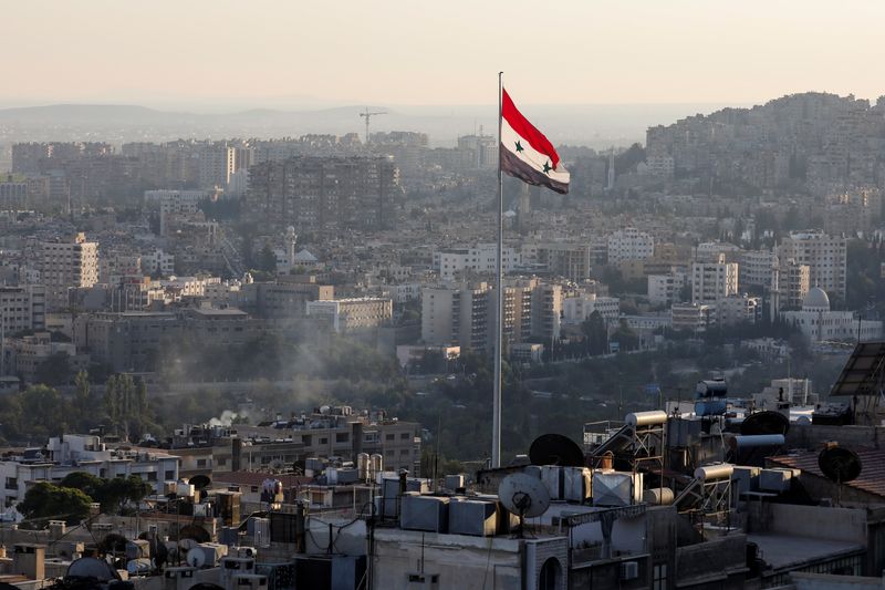 © Reuters. علم سوريا يرفرف في وسط دمشق في صورة من أرشيف رويترز.