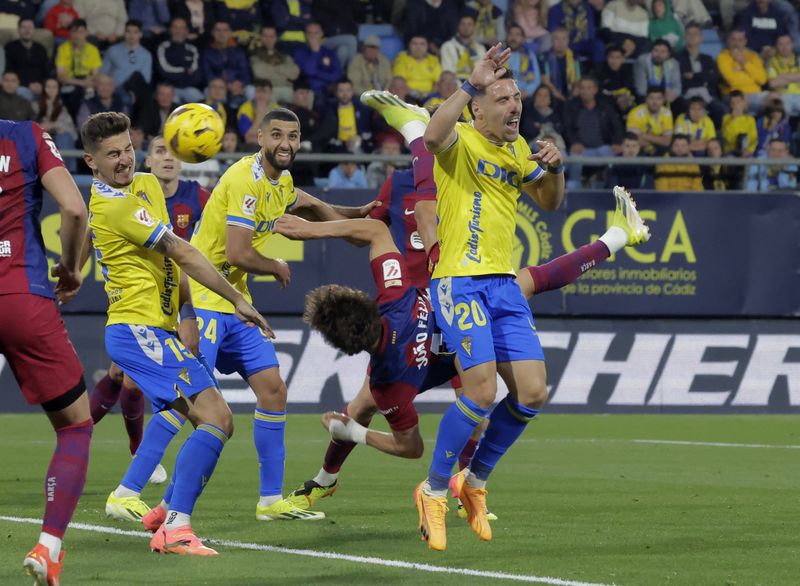 &copy; Reuters. جواو فيلكس لاعب برشلونة لحظة تسجيله الهدف الأول لفريقه من مقصية في الفوز 1-صفر على قادش في مباراتهما بدوري الدرجة الأولى الإسباني لكرة القدم