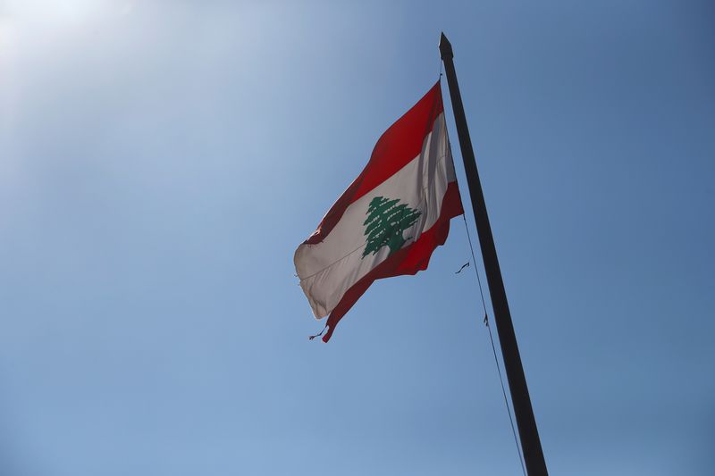 &copy; Reuters. علم لبنان يرفرف ببيروت في صورة من أرشيف رويترز.
