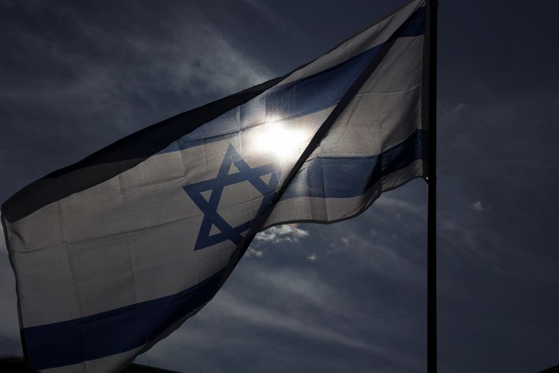 &copy; Reuters. علم إسرائيل يرفرف في صورة من أرشيف رويترز.