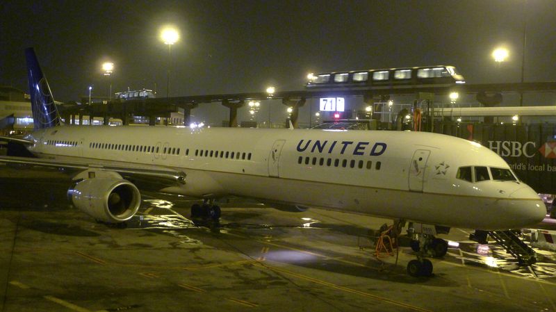 &copy; Reuters. طائرة تابعة لشركة يونايتد إيرلاينز عند بوابة مطار ليبرتي الدولي في نيوارك بنيوجيرزي في الولايات المتحدة. صورة من أرشيف رويترز