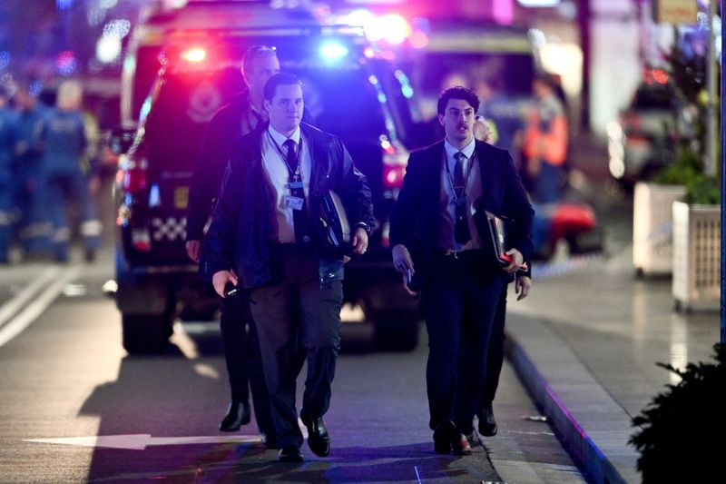 &copy; Reuters. Police officers and emergency service workers are seen at Bondi Junction after multiple people were stabbed inside the eastern suburbs shopping centre in Sydney, April 13, 2024. AAP Image/Steve Markham via REUTERS
