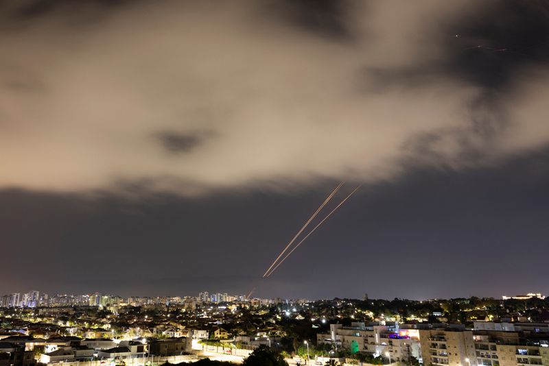 &copy; Reuters. صورة تظهر اعتراض أجسام في الهواء بعد إطلاق إيران طائرات مسيرة تجاه إسرائيل كما يظهر من عسقلان يوم 14 أبريل نيسان 2024. تصوير: أمير كوهين - رويترز