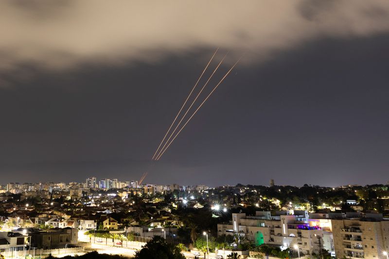&copy; Reuters. نظام مضاد للصواريخ يعترض أجساما بعد إطلاق إيران طائرات مسيرة وصواريخ باتجاه إسرائيل كما يظهر من عسقلان في إسرائيل يوم 14 أبريل نيسان 2024. تصوي