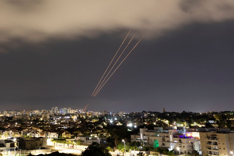 © Reuters. 　イラン革命防衛隊は１３日、イスラエルの特定の標的に対して数十の無人機（ドローン）とミサイルを発射したと発表した。イラン国営メディアが革命防衛隊の声明を伝えた。写真はイスラエル南部アシュケロンで発射された防空ミサイル。１４日撮影（２０２４年　ロイター/Amir Cohen）