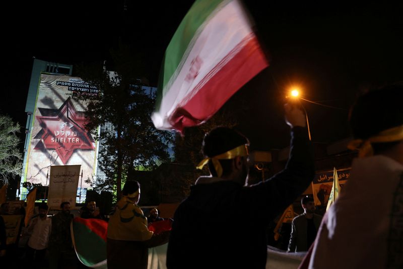 &copy; Reuters. إيرانيون يحتفلون في أحد شوارع طهران بعد هجوم الحرس الثوري الإيراني على إسرائيل يوم 14 أبريل نيسان 2024. صورة لرويترز من وكالة غرب آسيا للأنباء.
